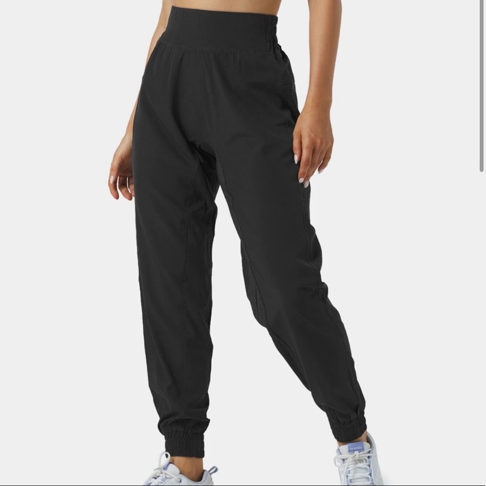 NWT Halara Joggers in Black